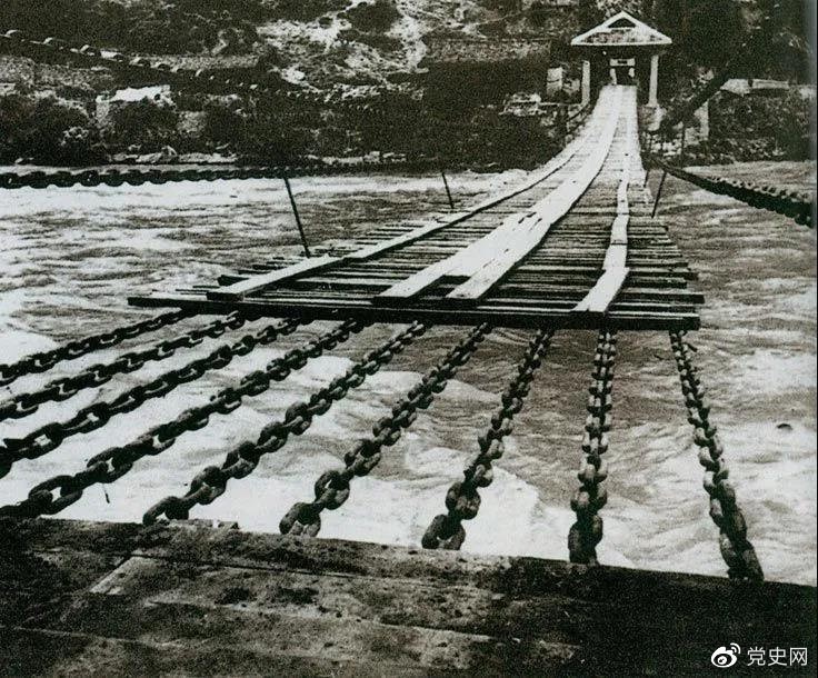 　　1935年5月29日，中央紅軍左縱隊先頭部隊在瀘定橋西頭發(fā)起奪橋戰(zhàn)斗，勝利搶占大橋。圖為瀘定橋。