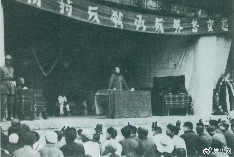 　　1946年7月26日，朱德在延安各界反對(duì)內(nèi)戰(zhàn)動(dòng)員大會(huì)上發(fā)表講話，號(hào)召全國人民團(tuán)結(jié)起來，打退國民黨軍對(duì)解放區(qū)的進(jìn)攻。