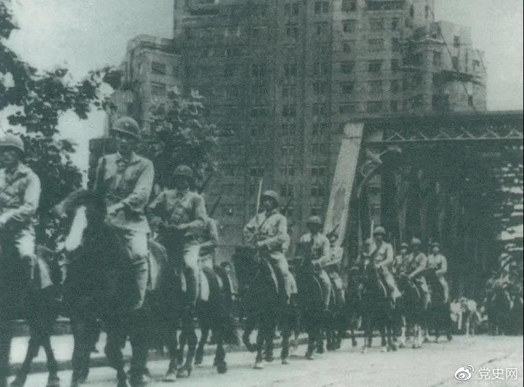 　　1949年5月，人民解放軍殲滅退守上海的敵軍15萬人，解放了這個中國最大的城市。圖為解放軍進(jìn)駐上海。