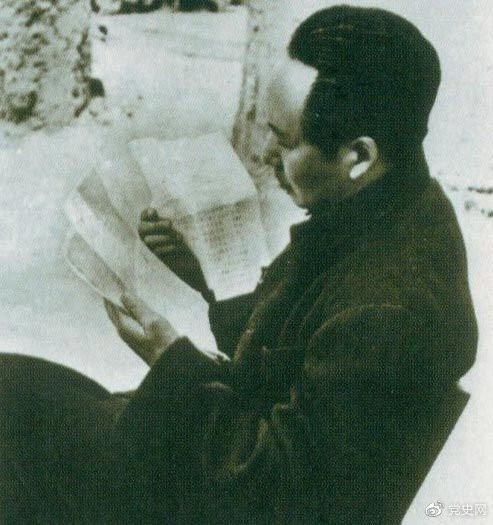 　　1946年6月，國民黨撕毀停戰(zhàn)協(xié)定和政協(xié)決議，挑起全面內(nèi)戰(zhàn)。這是毛澤東在延安審閱有關(guān)自衛(wèi)反擊的電報。