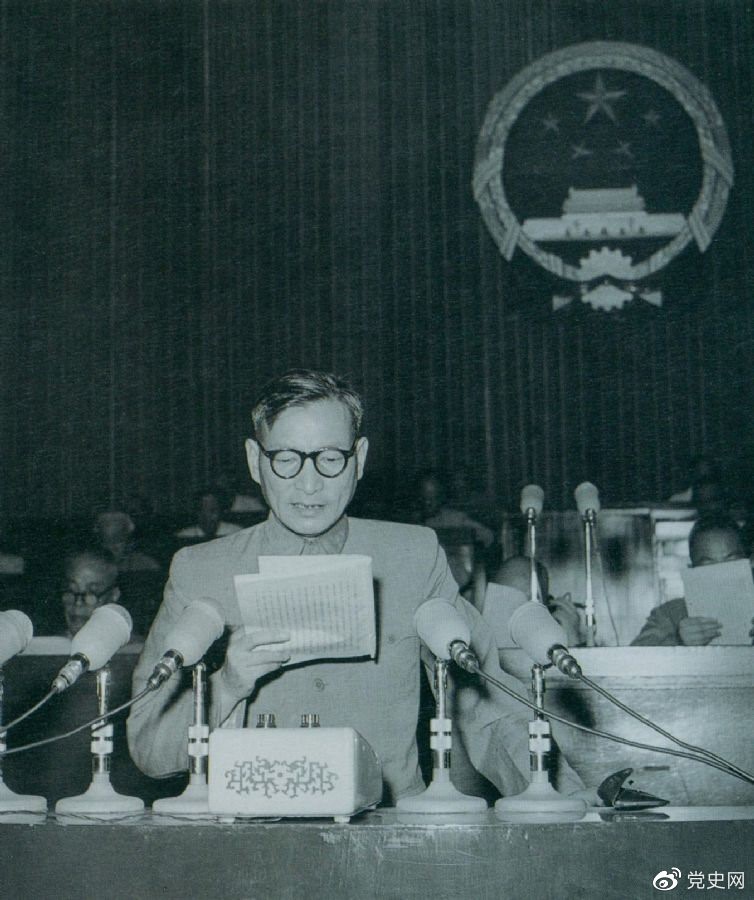 1955年7月，陳云在一屆全國人大二次會(huì)議上作堅(jiān)持和改進(jìn)糧食統(tǒng)購統(tǒng)銷工作的報(bào)告。