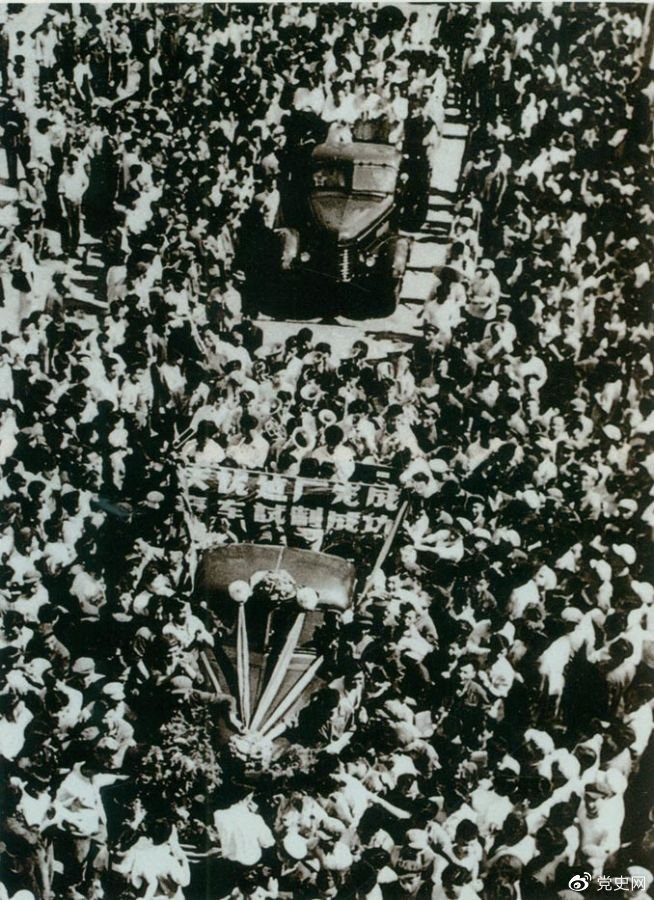 　　1956年7月13日，第一批國產(chǎn)“解放”牌汽車在長春第一汽車制造廠試制成功，結(jié)束了中國不能制造汽車的歷史。圖為7月14日，“解放”牌汽車開下生產(chǎn)線。