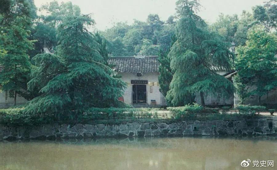 圖為任弼時(shí)故居。1904年4月30日，任弼時(shí)出生在湖南省湘陰縣熟塘鄉(xiāng)唐家橋（今屬汨羅市）。