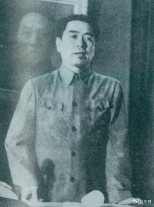 1949年7月6日，周恩來(lái)出席中華全國(guó)文學(xué)藝術(shù)工作者代表大會(huì)。圖為周恩來(lái)在會(huì)上作政治報(bào)告。