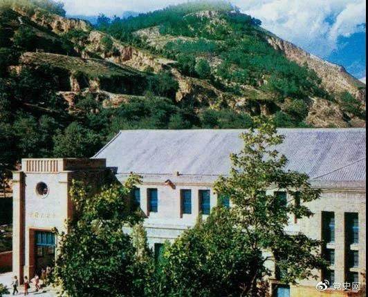 圖為中國(guó)共產(chǎn)黨第七次全國(guó)代表大會(huì)會(huì)址——延安楊家?guī)X中央大禮堂。