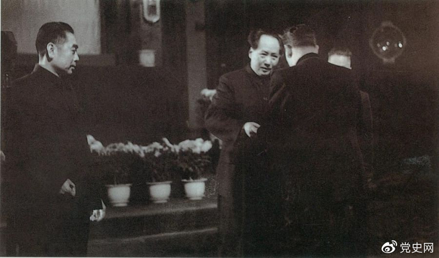 1949年10月2日，蘇聯(lián)政府首先承認中華人民共和國。10月3日，中蘇正式建交。圖為蘇聯(lián)第一任駐中國大使向毛澤東主席呈遞國書。