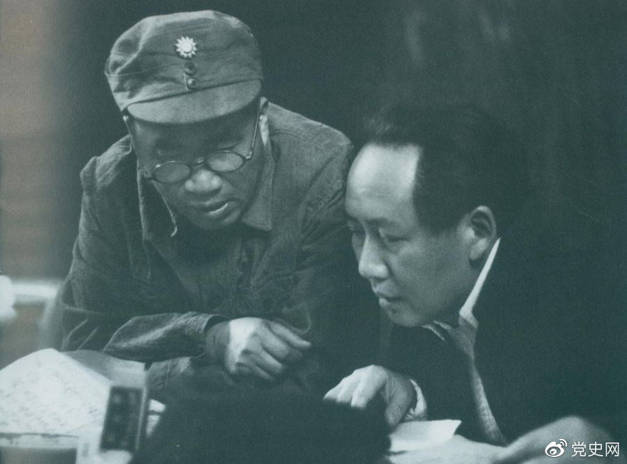 1945年4月，毛澤東和朱德在中國共產(chǎn)黨第七次全國代表大會上。