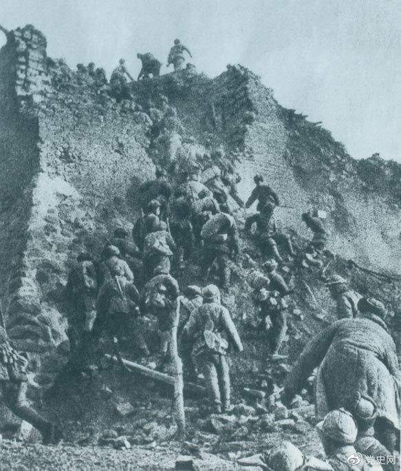 1948年12月，人民解放軍向新保安守?cái)嘲l(fā)起攻擊。這是解放軍戰(zhàn)士登上新保安城頭。 