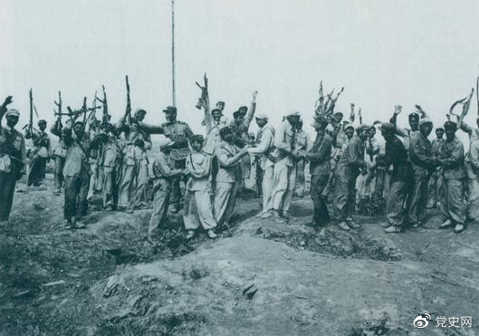 1953年7月28日，朝鮮人民軍來到志愿軍陣地上，互相祝賀、共同歡呼抗美斗爭的偉大勝利。