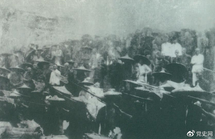 　　1926年7月9日，國(guó)民革命軍開始北伐。兩天后，北伐軍的先頭部隊(duì)葉挺獨(dú)立團(tuán)攻占了長(zhǎng)沙。然后向武漢進(jìn)攻。一路上，迅猛發(fā)展的農(nóng)民運(yùn)動(dòng)有力地配合了北伐戰(zhàn)爭(zhēng)。在湖南、江西、湖北，農(nóng)民運(yùn)動(dòng)越來(lái)越引人注目。這是支援北伐戰(zhàn)爭(zhēng)的農(nóng)民自衛(wèi)軍。